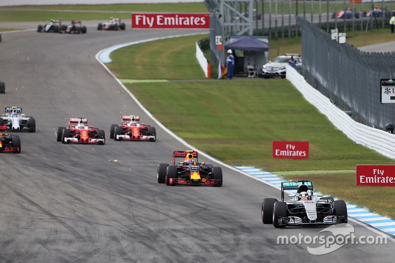 Lewis Hamilton, Mercedes AMG F1 W07 Hybrid al comando alla partenza della gara