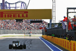 1. Nico Rosberg, Mercedes AMG F1 Team W07, bei der Zieldurchfahrt