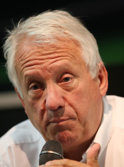 Charlie Whiting, FIA-delegaat, tijdens een FIA persconferentie