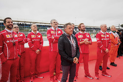 Jean Alesi, Maurizio Arrivabene, Ferrari, Jock Clear, e altri ingegneri Ferrari al podio