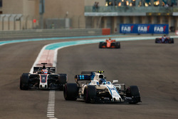 Lance Stroll, Williams FW40, Romain Grosjean, Haas F1 Team VF-17