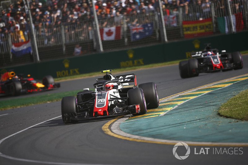 Kevin Magnussen, Haas F1 Team VF-18 Ferrari, precede Romain Grosjean, Haas F1 Team VF-18 Ferrari, e Daniel Ricciardo, Red Bull Racing RB14 Tag Heuer