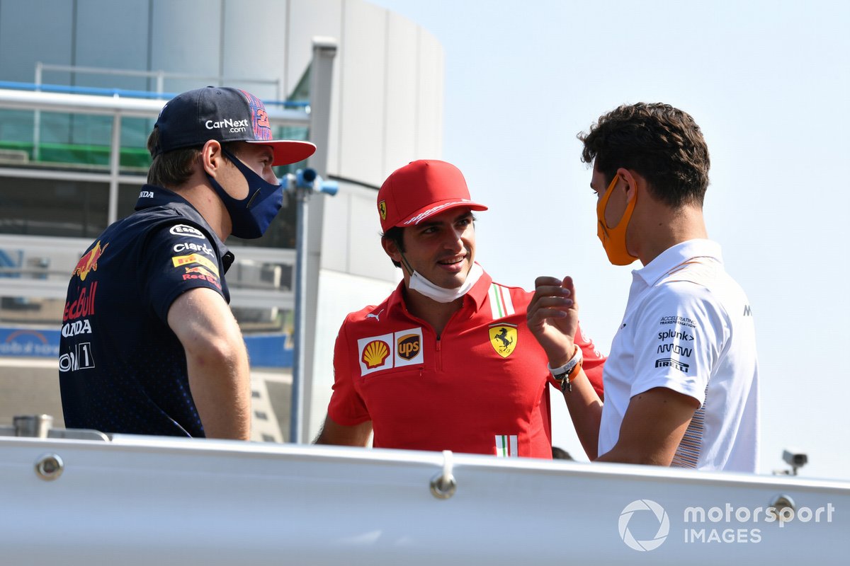 Max Verstappen, Red Bull Racing, Carlos Sainz Jr., Ferrari, dan Lando Norris, McLaren, dalam parade pembalap