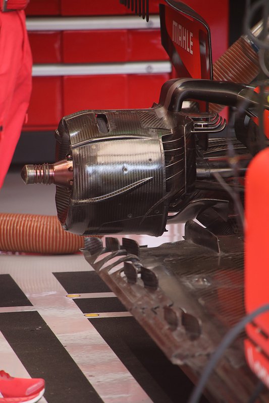 Ferrari SF90, dettaglio del fondo con due deviatori di flusso anziché tre e del cestello del freno posteriore