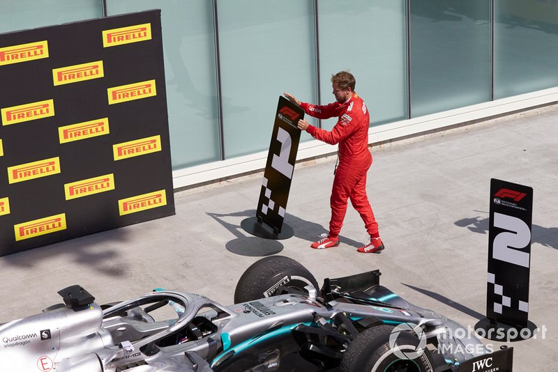 Sebastian Vettel, Ferrari, 2ª posición, cambia los tableros de posición en protesta por una sanción que le costó la victoria.