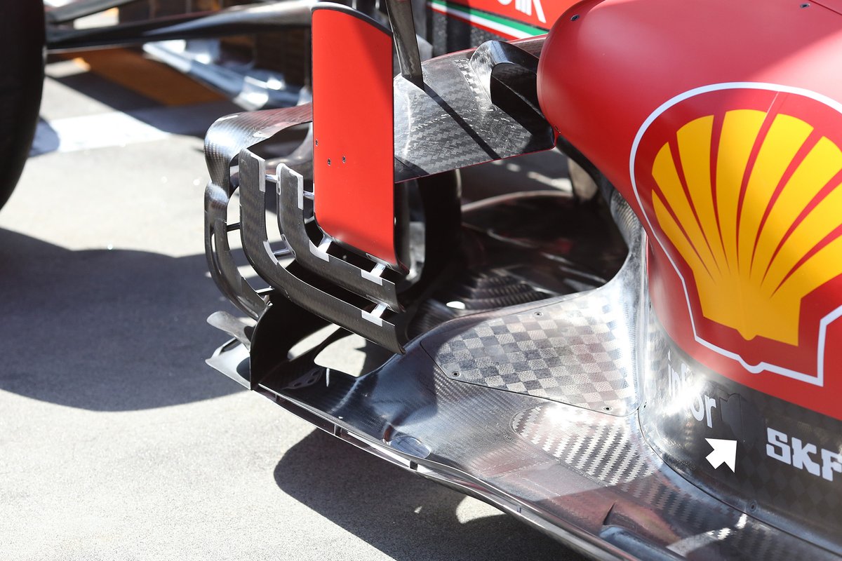 Ferrari SF1000: la freccia indica lo sportellino per il rabbocco di aria