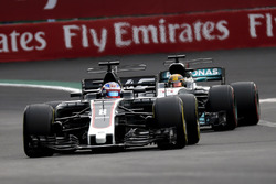 Romain Grosjean, Haas F1 Team VF-17 and Lewis Hamilton, Mercedes-Benz F1 W08 battle