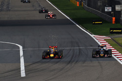 Daniel Ricciardo, Red Bull Racing RB12 und Carlos Sainz Jr., Scuderia Toro Rosso STR11