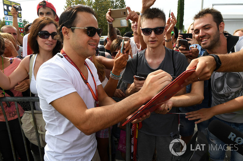 Felipe Massa, Williams signs autographs for the fans