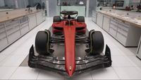 Colocación de los adhesivos del Ferrari F1-75