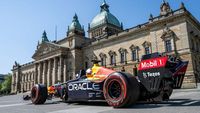 Rasante Stadtrundfahrt im Formel-1-Zweisitzer