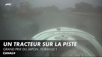 Un tracteur sur la piste devant Pierre Gasly