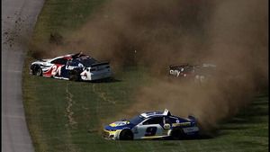 Logano blijft ongedeerd bij megacrash op Talladega