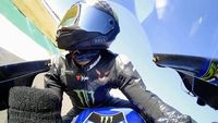 Caméra embarquée avec Hamilton sur la Yamaha de Rossi