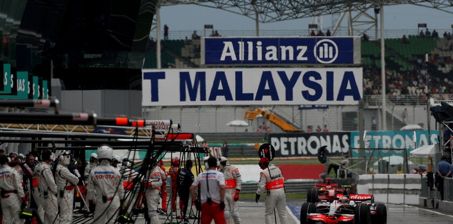 Kovalainen, Hamilton penalized Kovalainen, Hamilton penalized