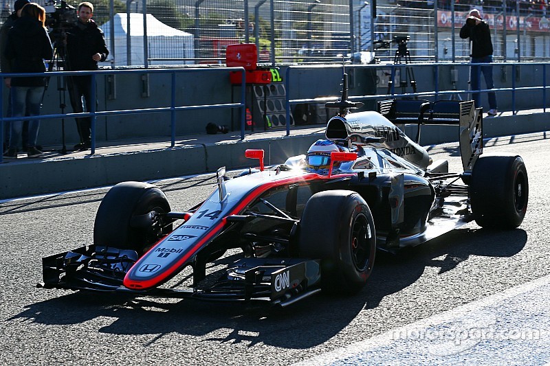 Arraque lento de Alonso con McLaren-Honda
