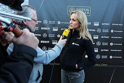 Critican a Lotus por la contratación de Carmen Jordá