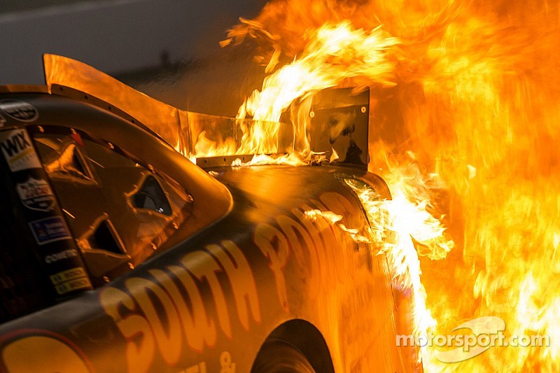 Integrantes del equipo de Nascar envueltos en un incendio