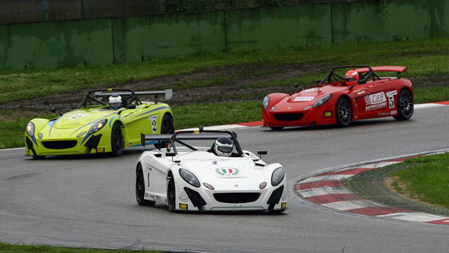 La Lotus Cup si apre nel segno di Cazzaniga
