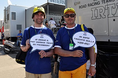Due tifosi di Vale: la gioia prima della paura