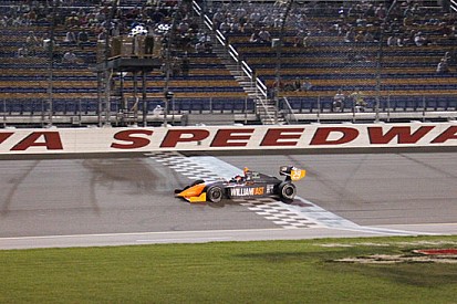 Saavedra fa centro all'Iowa Speedway
