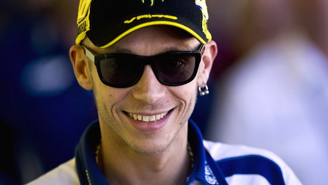 Valentino gira con la Yamaha YZF-R1 SBK!
