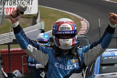 Yvan Muller porta la Chevy alla vittoria a Brands Hatch