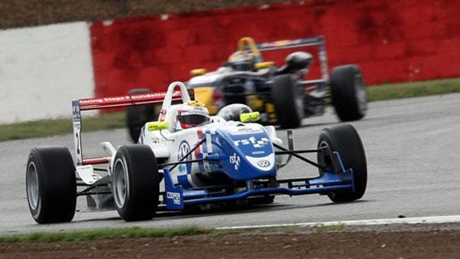 James Calado vince su una scivolosa Silverstone