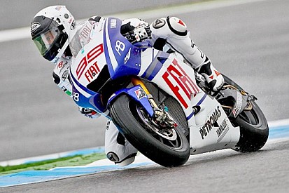 Lorenzo il più veloce sotto la pioggia portoghese