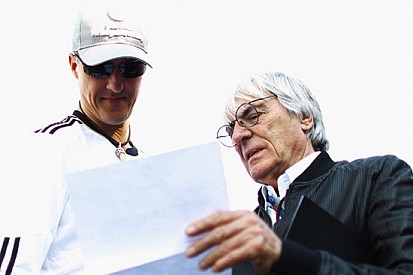 Schumi salta la foto di gruppo e Bernie lo attacca!