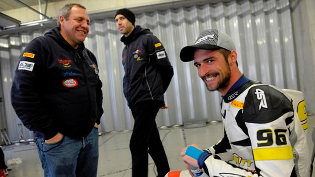 Jacub Smrz beffa Jonny Rea sul finale