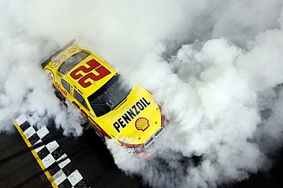Kyle Busch trionfa nel Budweiser Shootout