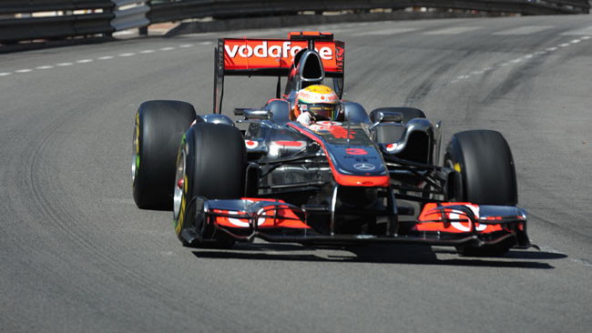 Hamilton retrocesso per taglio di chicane!