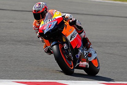 Casey Stoner vola anche a Silverstone