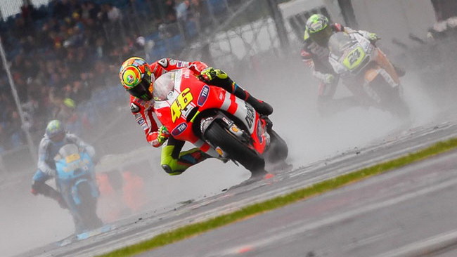 Valentino cade nel warm up dominato da Stoner
