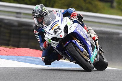 Troy Bayliss cede il numero 21 a John Hopkins