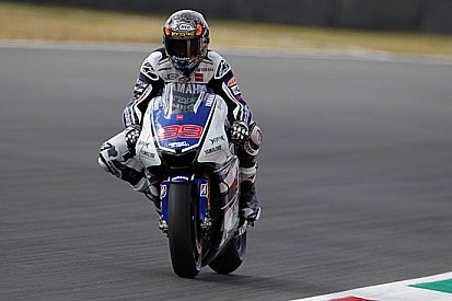 Mugello, Libere 2: Lorenzo cade, ma comanda ancora