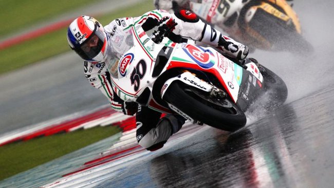 Sylvain Guintoli fantastico sotto l'acqua in Gara 1