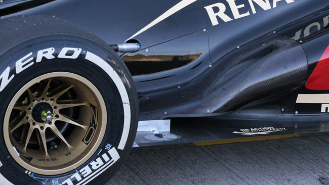 La Lotus adesso ha il condotto sotto gli scarichi
