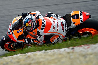 Sepang, Day 5, Ore 15: Pedrosa vola, Marquez cade