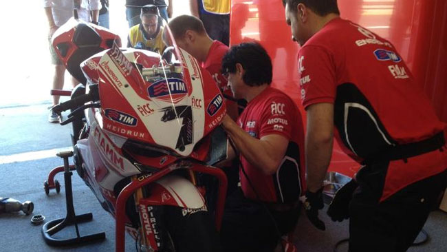 Entrambi a terra i piloti ufficiali Ducati