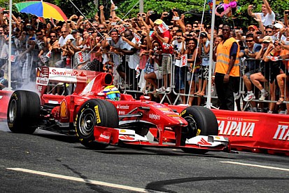 Massa dà spettacolo a Rio con la Ferrari F10