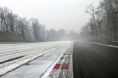 La neve cancella la prima giornata dei test di Monza