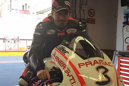 Max Biaggi prende confidenza con la Ducati nel box