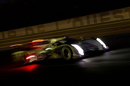 Le Mans: l'Audi numero 2 gestisce nella notte
