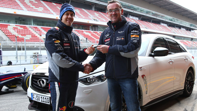 Sebastian Vettel riceve la sua Infiniti FX Vettel Edition