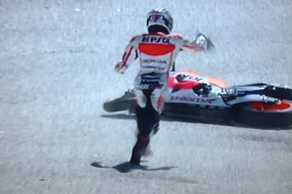 Spavento Marquez, scivola ma è incolume