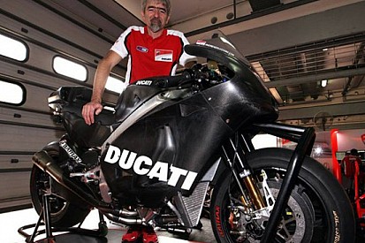 Gigi Dall'Igna mostra la Ducati per Sepang