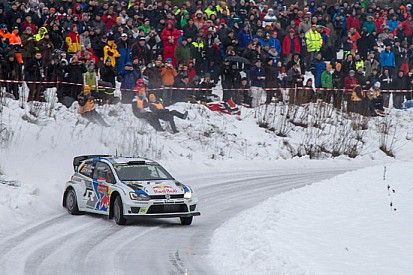 Svezia, PS15: Mikkelsen accorcia su Latvala