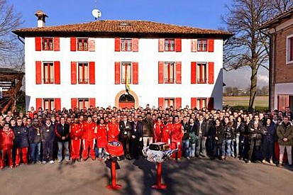 La Ferrari rende omaggio al glorioso V8 056